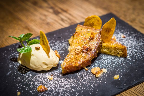 Hawaiianisches Macadamianuss Banana Bread mit Kona-Kaffee Eis